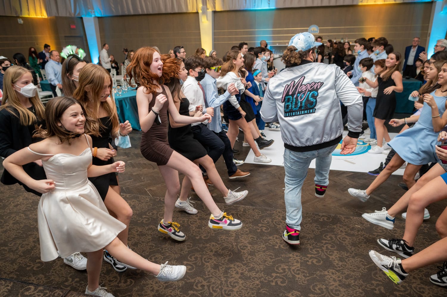 Girls_dancing_at_bat_mitzva
